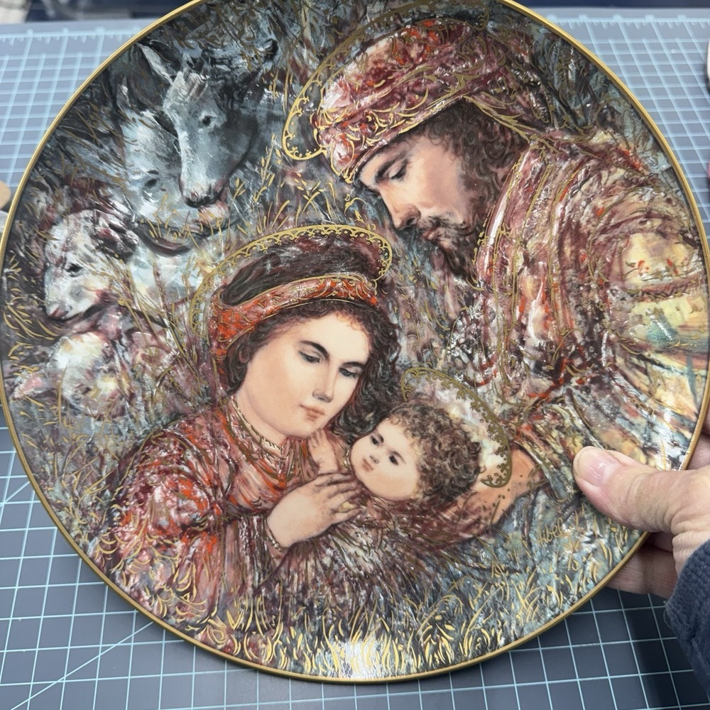 EDNA HIBEL Collector Plate  Christmas Plate 1990  Numbered,1701B